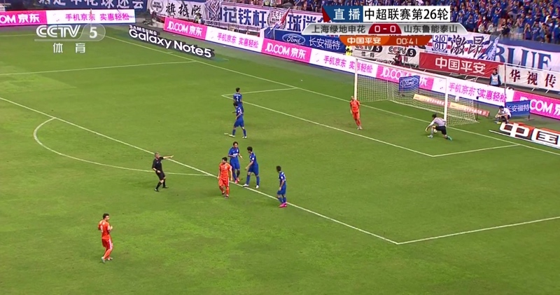 每体：法兰克福球迷在诺坎普制造骚乱，将面临欧足联的处罚（每体：法兰克福球迷在诺坎普引发混乱，或将遭欧足联惩处）