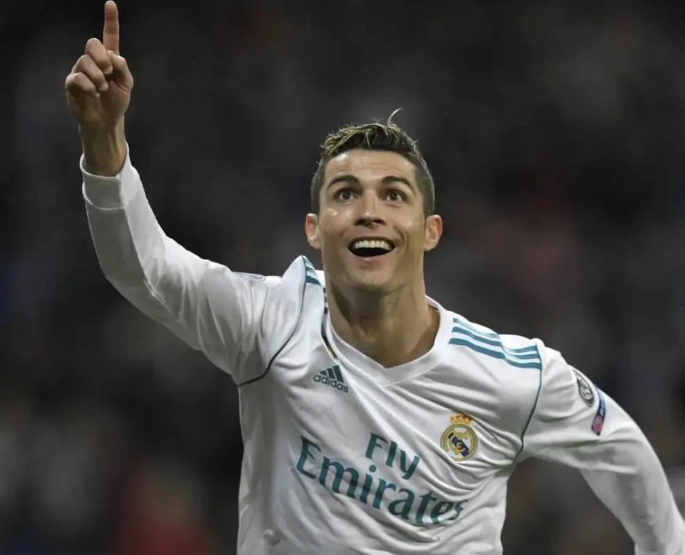 C罗前队友：不喜欢梅西就不喜欢足球！C罗能踢到100岁！（C罗昔日队友：不爱梅西就不算爱足球！C罗能踢到百岁！）