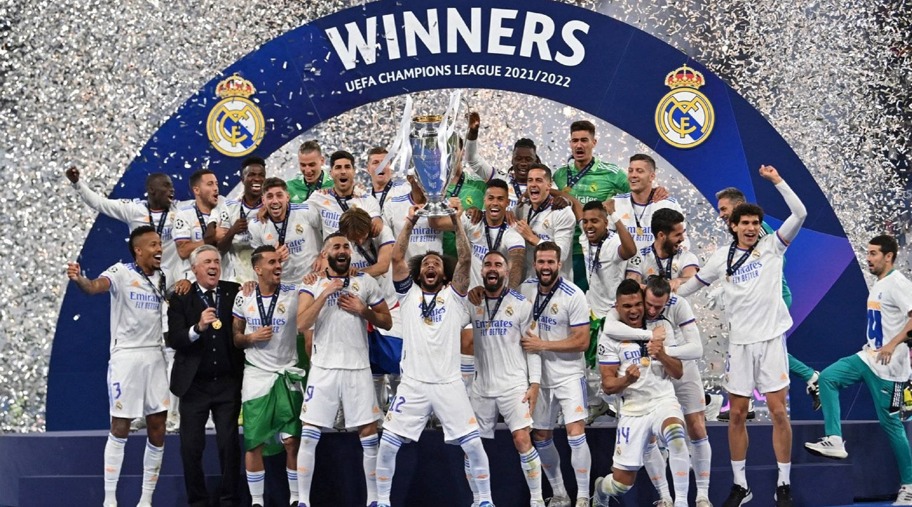 跋涉近18小时，15岁小球迷在球场外山上直播解说解放者杯决赛（15岁球迷徒步近18小时登上球场外山头，直播解说解放者杯决赛）