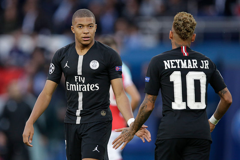 西甲：皇马客场2-2战平比利亚雷亚尔（西甲联赛：皇马客战比利亚雷亚尔2-2收场）