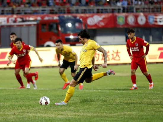 惨遭9连败！鹈鹕2胜15负继续排名西部垫底（鹈鹕遭遇九连败，2胜15负仍居西部末位）